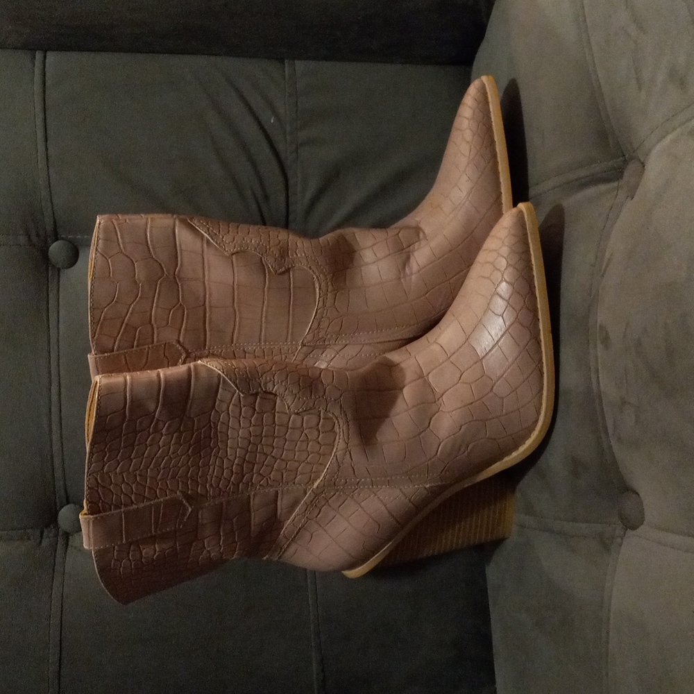 (Never been worn)Baby pink snake skin like leather MackinJ cowboy boots.